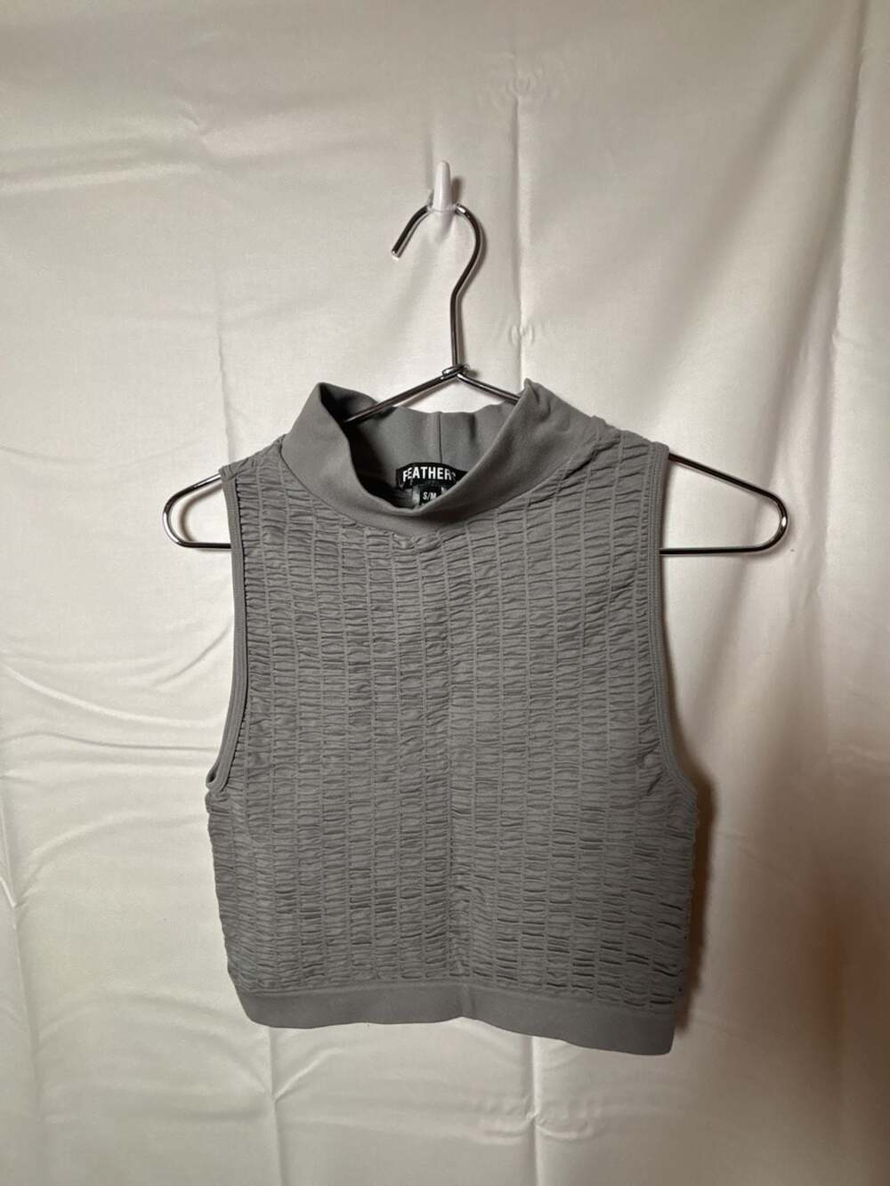Feathers Women's Grey Pucker Mock Neck Sleeveless Crop Top Size S/M
